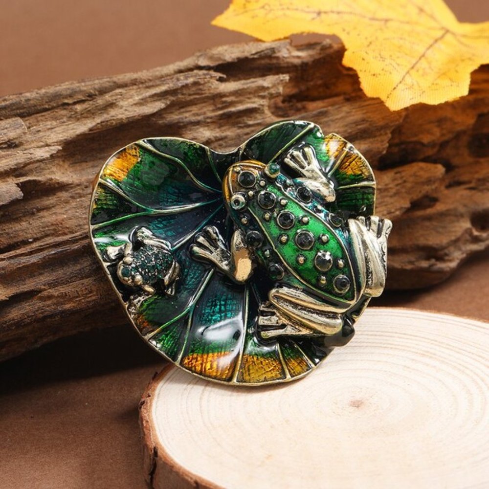 Green Frog & Baby on Lily Pad enamel Pin Broach